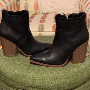 Women’s Qupid Black Ankle Boot Size 8.5